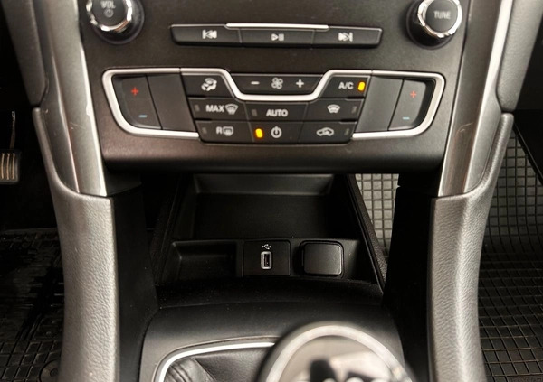 Ford Mondeo cena 62000 przebieg: 167500, rok produkcji 2019 z Lądek-Zdrój małe 211